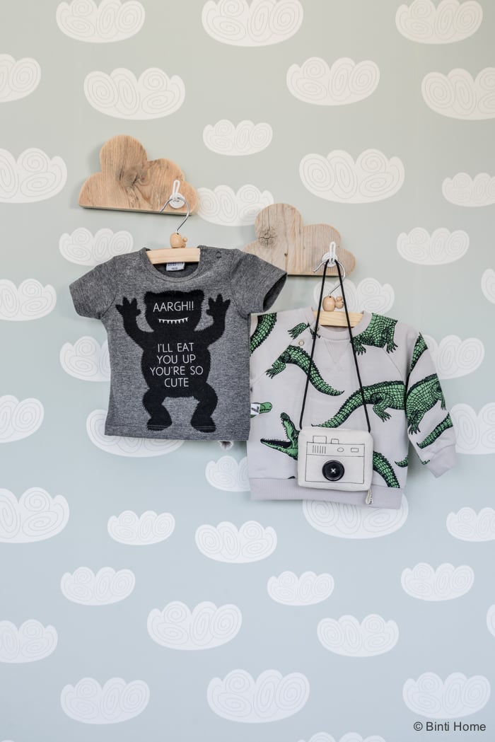 Jongens babykamer kleding rek idee Amsterdam Flair ©BintiHome