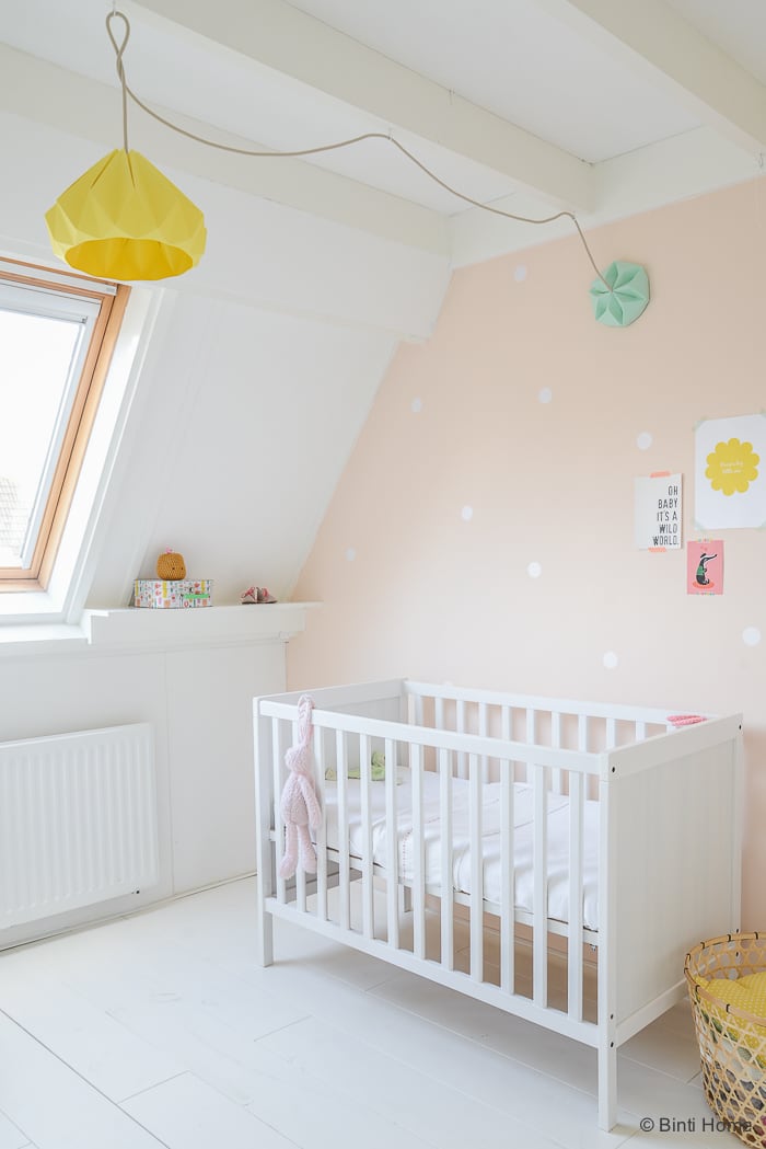 Babykamer stylingtip snowpuppe lampen zachte pasteltinten Binti Home Blog 