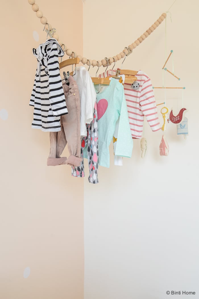 Babykamer stylingtip kleding zachte pasteltinten Binti Home Blog15