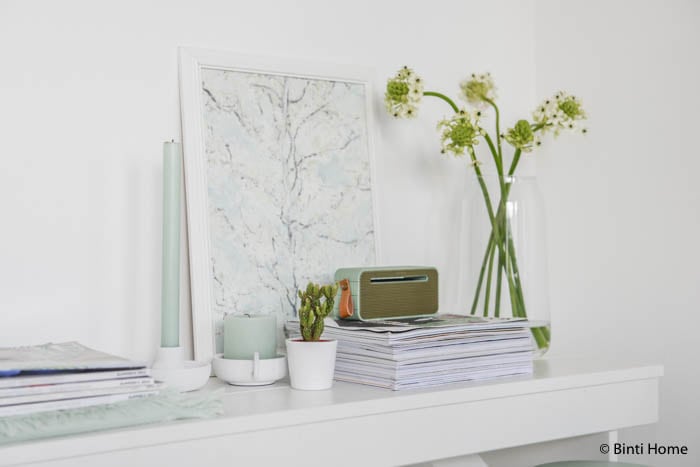Hema woonkamerstyling in zachte kleuren kandelaar wit ©Binti Home Blog