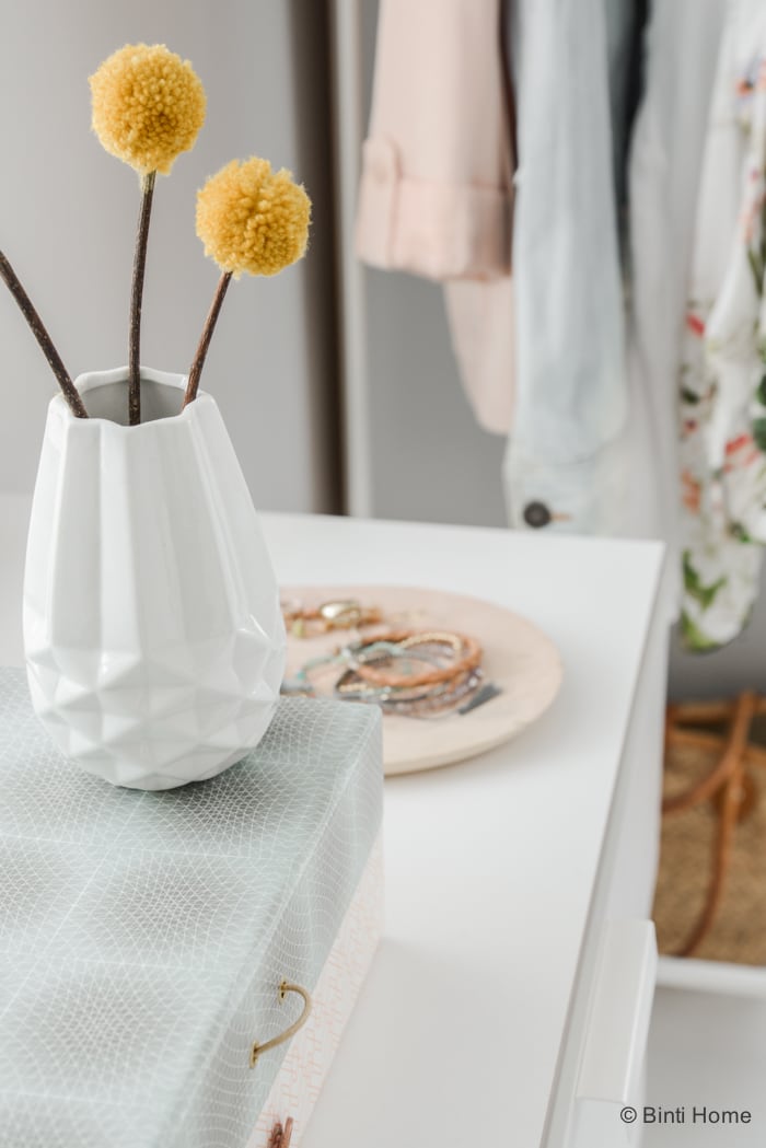 Romantische slaapkamer styling met zachte kleuren Romantische slaapkamer styling met zachte kleuren
