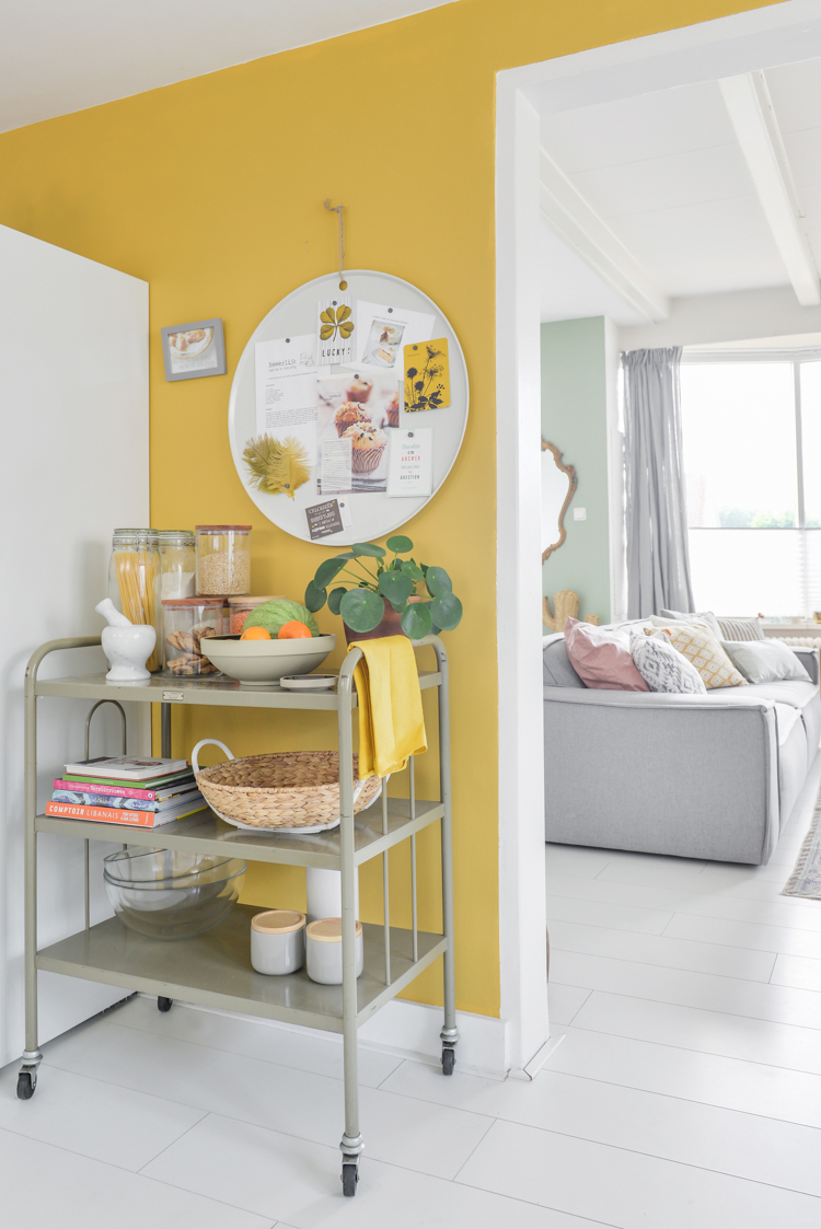 Muur decoratie ideeën voor de gele achterwand in de keuken