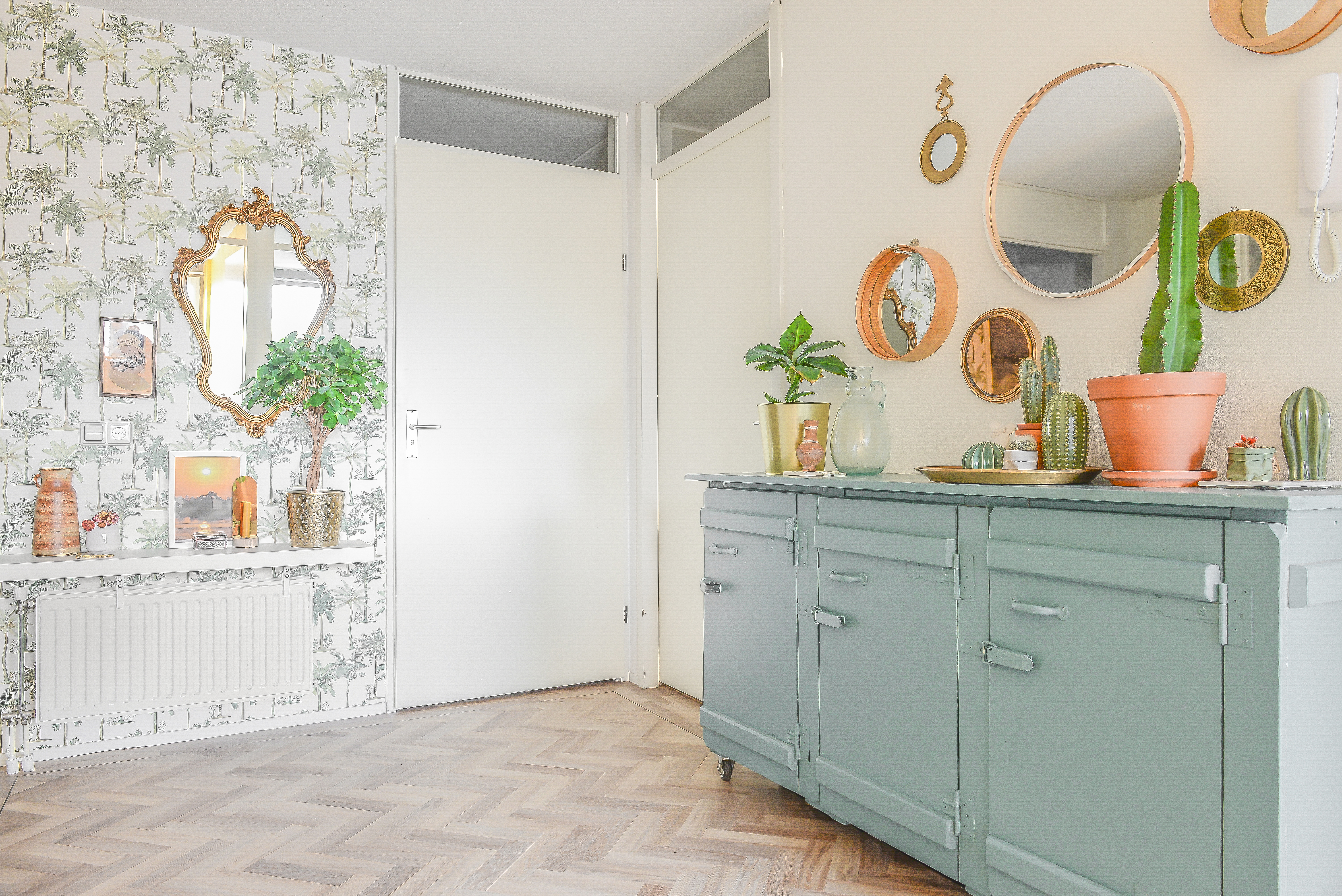 Onze Hal make over! Met interieurtrends goud, palmbomen behang en een cactusverzameling