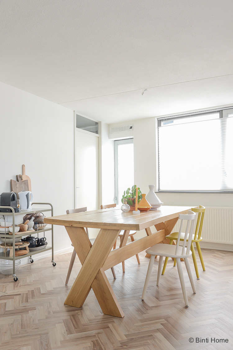 Welke kleur krijgt de eiken houten eettafel?