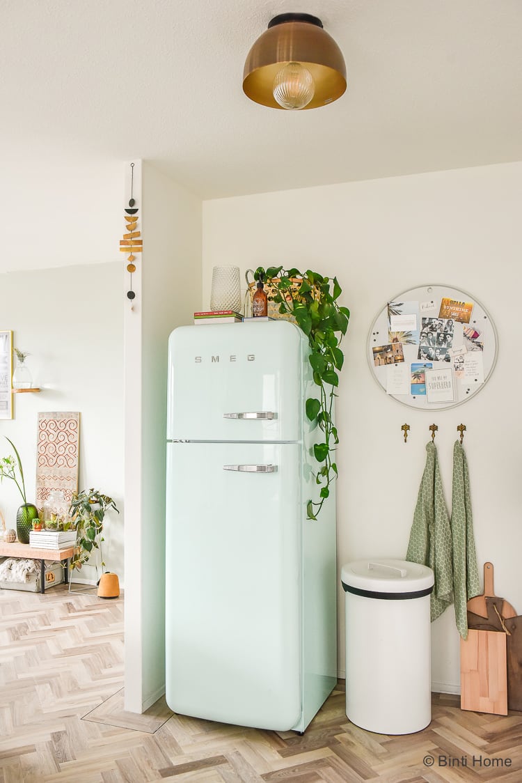Een nieuwe Smeg koelkast in de open keuken