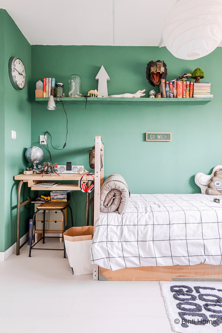 Groene muur in de jongenskamer met stoere elementen